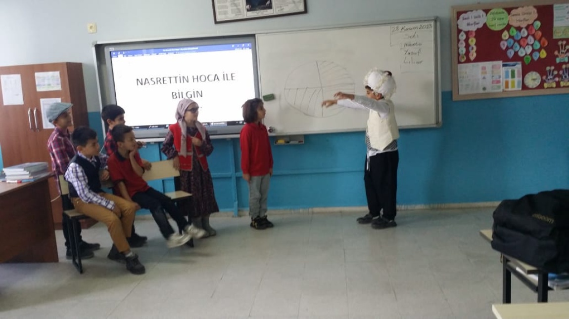 3-A SINIFI Bir Kitap Bir İnsan Projesi kapsamında Nasrettin Hoca ile Bilgin canlandırması yapmıştır.